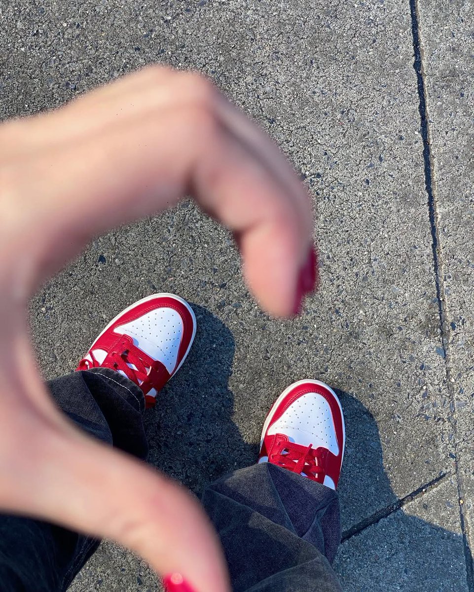 nansecy's tweet photo. a city girl moment fueled by sunshine and that big city energy! 🏙️ ngl, i live for a casual tank top and baggy jeans combo—it’s comfy but still looks put together. trying to cross the street and pose at the same time is a true talent, btw. love the pop of red on my sneakers! 👟✨ https://t.co/u3mePuekTl