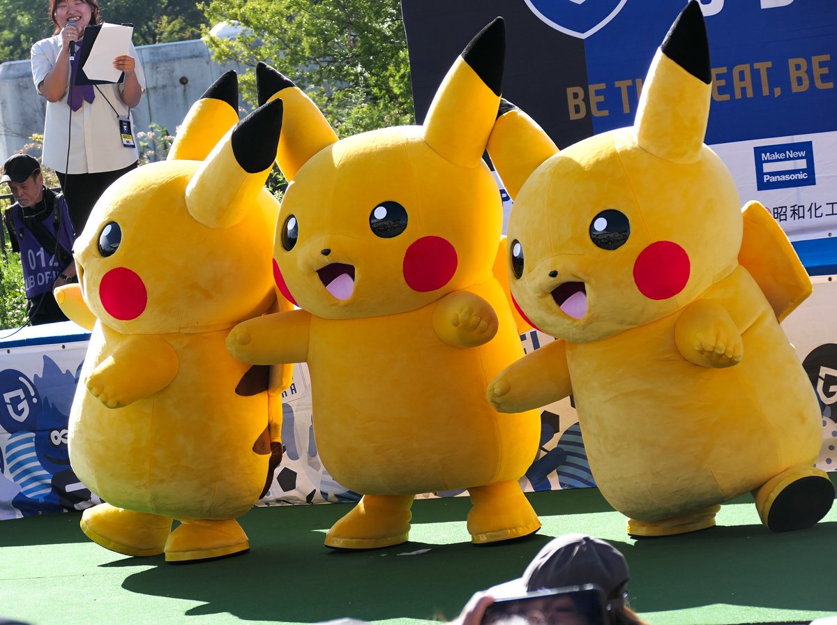 新潟戦1
さかなクン、ピカチュー来てくれてありがとう。

おかげでチームはリーグ戦5連勝🌠

…さかなクンは「ご」と読む言葉を「ギョ」と発音するみたいなので
さかなクン語なら「ギョ連勝」かな🐟

ピカチューが可愛いのはもちろん、さかなクン礼儀正しいし、人柄が良いの伝わってきます✨