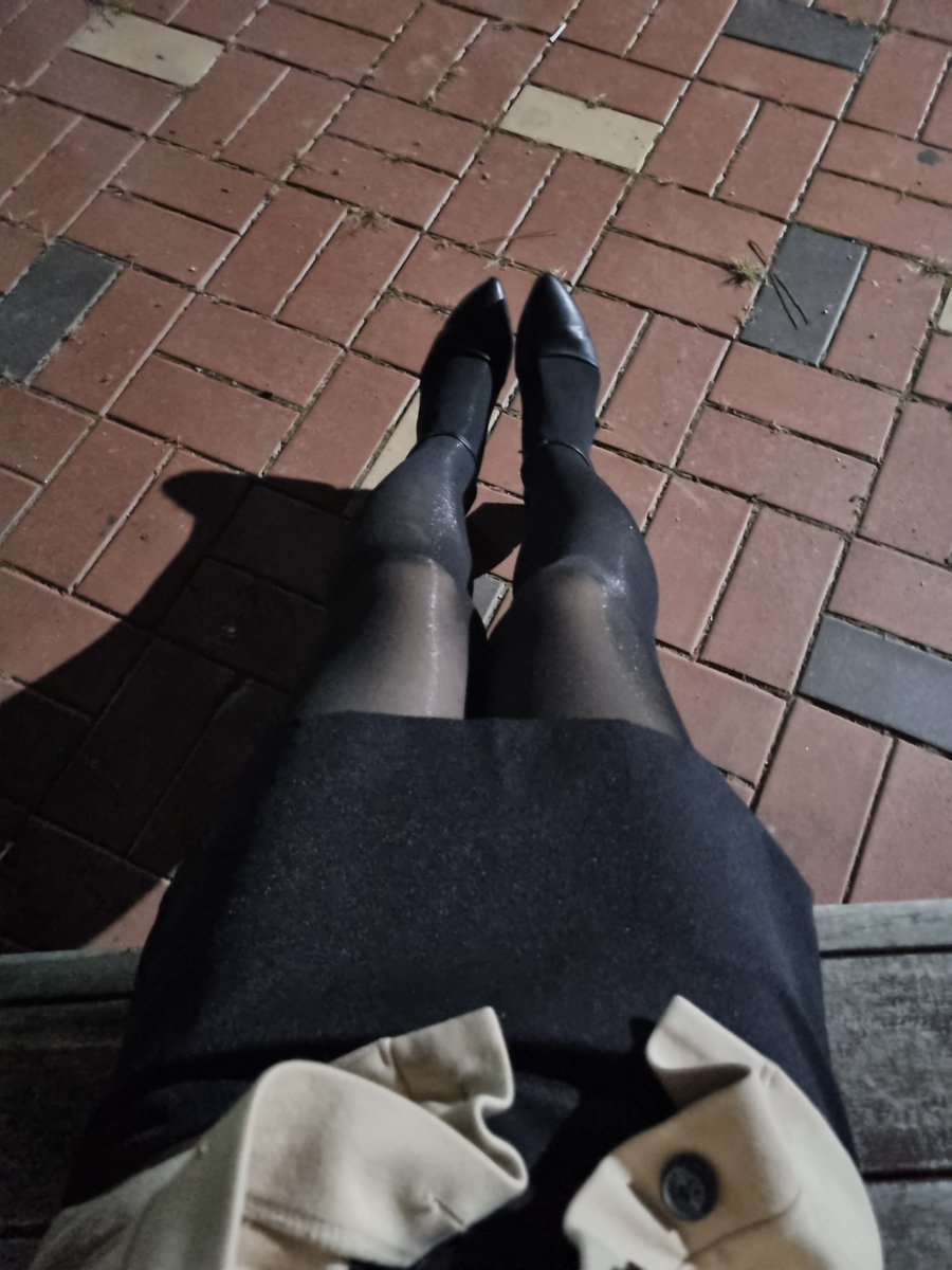 현재 메이크업 제외하고 업하고 마스크 쓰고 돌아다니는 중
업만하면 왜 밖에 돌아다니고 싶어지는지 모루겠네요. 나와서 할꺼 없는데