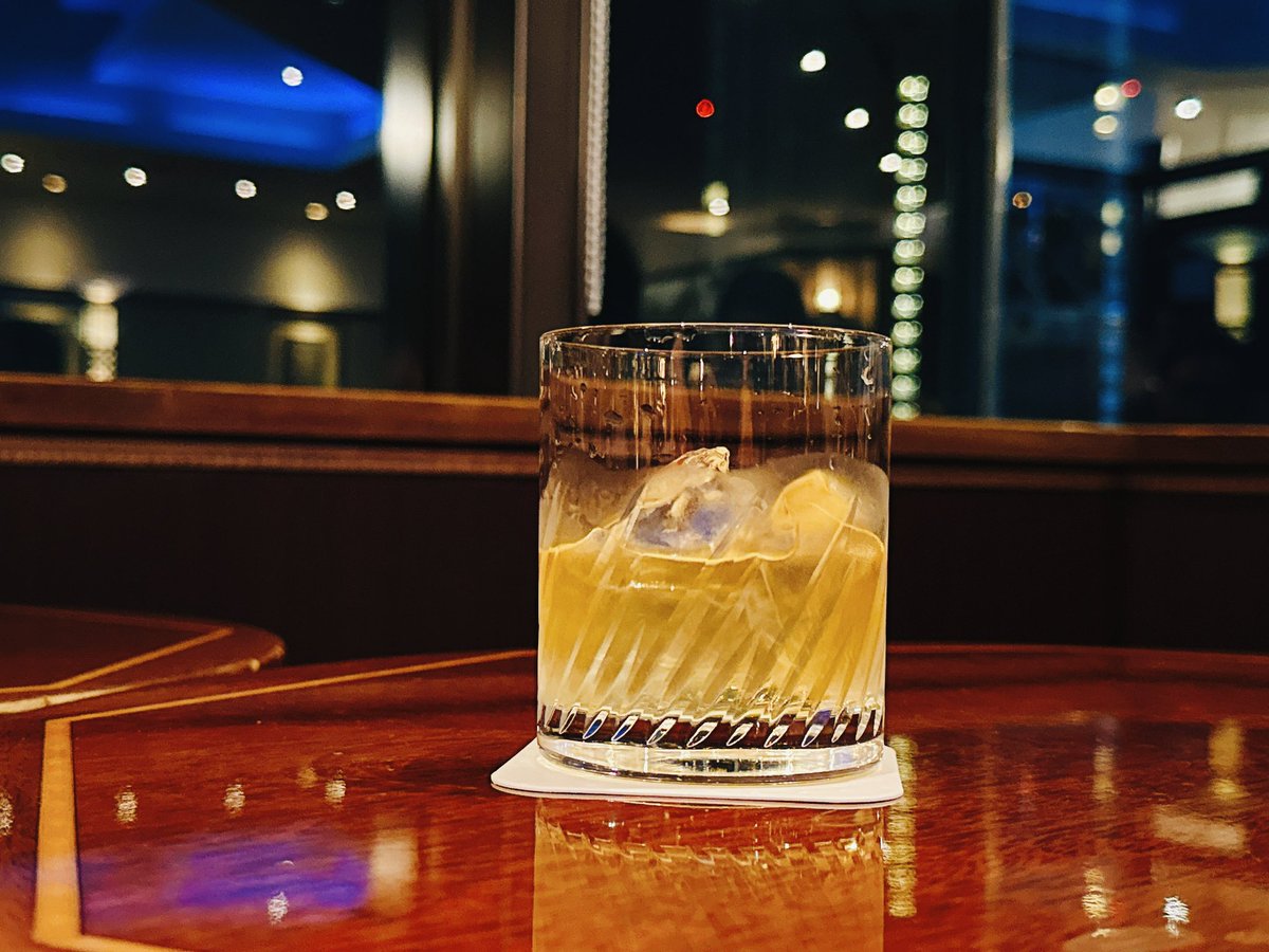 幕張メッセの隣のホテルで東京湾を眺めなから一杯だけいただきます🥃タリスカーストームをロックで✨21時半ラストオーダーですって💦