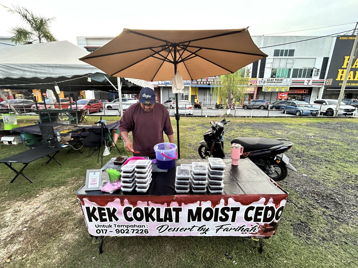 Hutan Kampung, Alor Setar
Kedah Darul Aman

Kek Coklat Moist Cedok

singgah gerai ini lewat petang tadi

santuni bisnes kecil sanak saudara

jemput singgah jika lalui lokasi ini

hadapan Shell Hutan Kampung