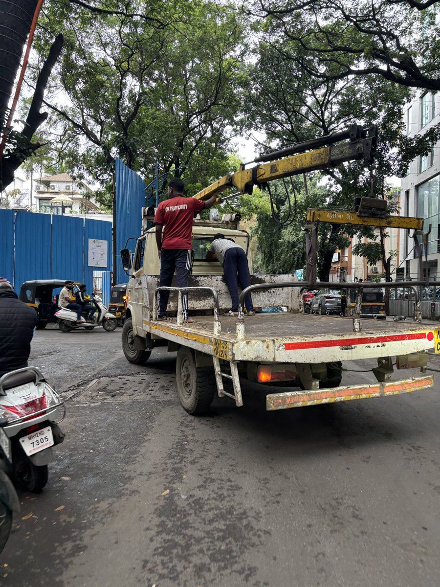 MH03CD1216 
Deccan Traffic Division 
Location : Ghole Road 

<a href="/PuneCityTraffic/">पुणे शहर वाहतूक पोलीस</a>  <a href="/MumbaiPolice/">मुंबई पोलीस - Mumbai Police</a> 
Where is the uniform ?
What about their safety ?
How will I identify him ?
Where is the batch ?

<a href="/CPPuneCity/">CP Pune City Police</a> Why is this allowed ?Traffic Dept will fine an auto driver without a uniform.