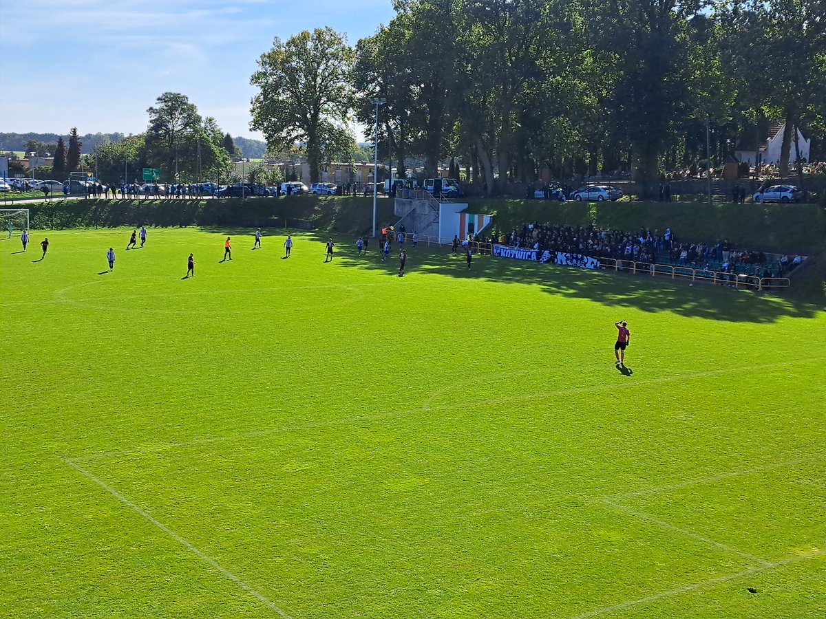 Bizon Cerkwica - Kotwica Kołobrzeg 0:2. Kotwa zaczyna iść po swoje w lidze. Doświadczeni gracze jak Murawski, Poznański czy Rydzak robią różnice, a młodzież zaś wybiegana, ambitna. Kibice z Kołobrzegu w liczbie około 150 osób.