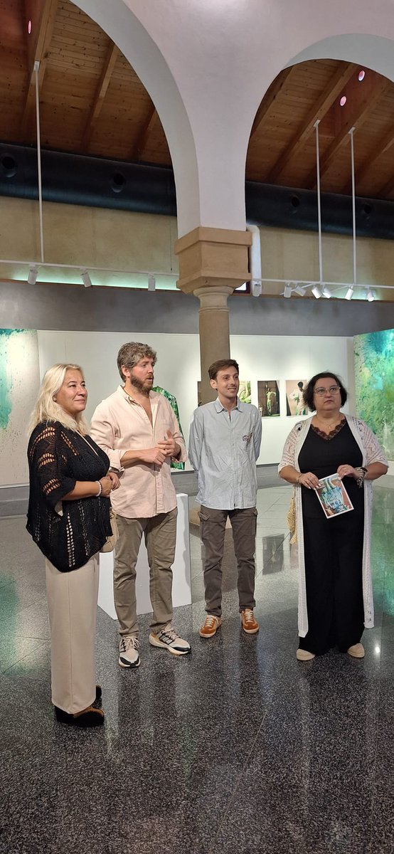 PopularesDH's tweet photo. 🎨Hoy hemos tenido el privilegio de que el fotógrafo nazareno Darío Aranyo,  nos guiara personalmente por “Tela”,  su proyecto que une pintura y flamenco en una experiencia única llena de arte y emoción. 
Gracias por este recorrido cultural y personal que hacemos de tu mano https://t.co/MF7hsrXApX