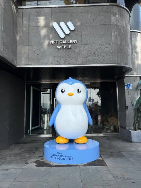 Penguaigo's tweet photo. Pengu now has a statue in front of the iconic Seoul gallery, Weple 🐧

CA (Base): 0x934C90247ba5aB6C86338E8Bc07fD8Ab0E559425

Swap: https://t.co/d10m8O8pUd https://t.co/zC3RWQKVLw