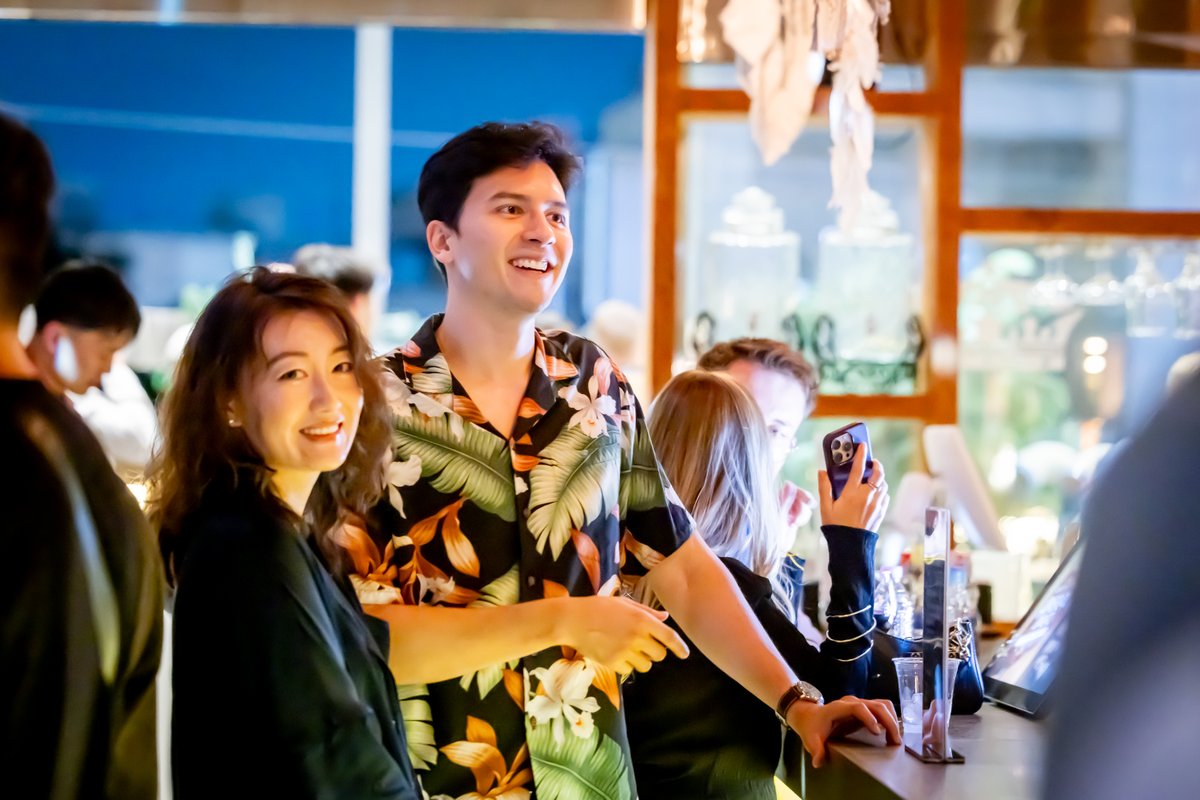 Seoulana Summer 活动中参与者微笑交谈并建立人脉的群体照片