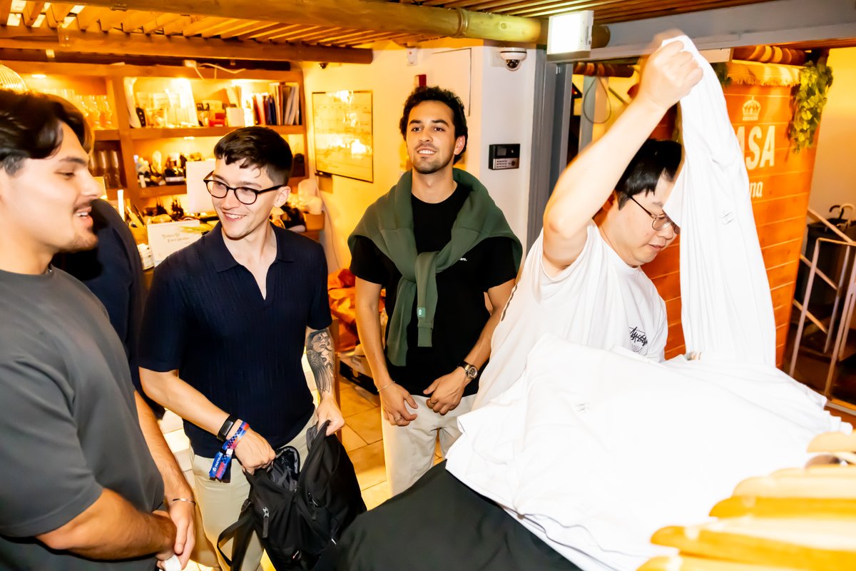 Sonic SVM 活动中创始人在热烈氛围中分享想法的画面