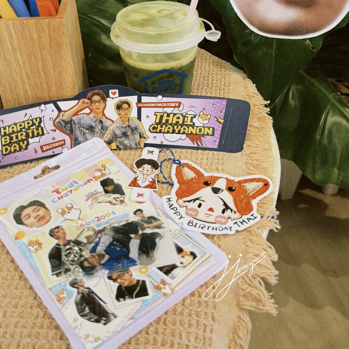 JJenxyanuch's tweet image. เป็นงานวันเกิดที่อบอุ่นน่ารักมากๆ 
ขอบคุณที่จัดงานนี้ขึ้นนะคะ รับรู้ถึงความใส่ใจในรายละเอียดมากๆ 

Dog lover, ผ้าเช็ดหน้า, รูปบนเค้กก็น่ารักมากกกกก ได้ทานทั้งเค้กอร่อยๆแล้วก็เครื่อมดื่มจุใจ 🫶🏻
#THAIchayanon 
#21stShiningTHAIstory