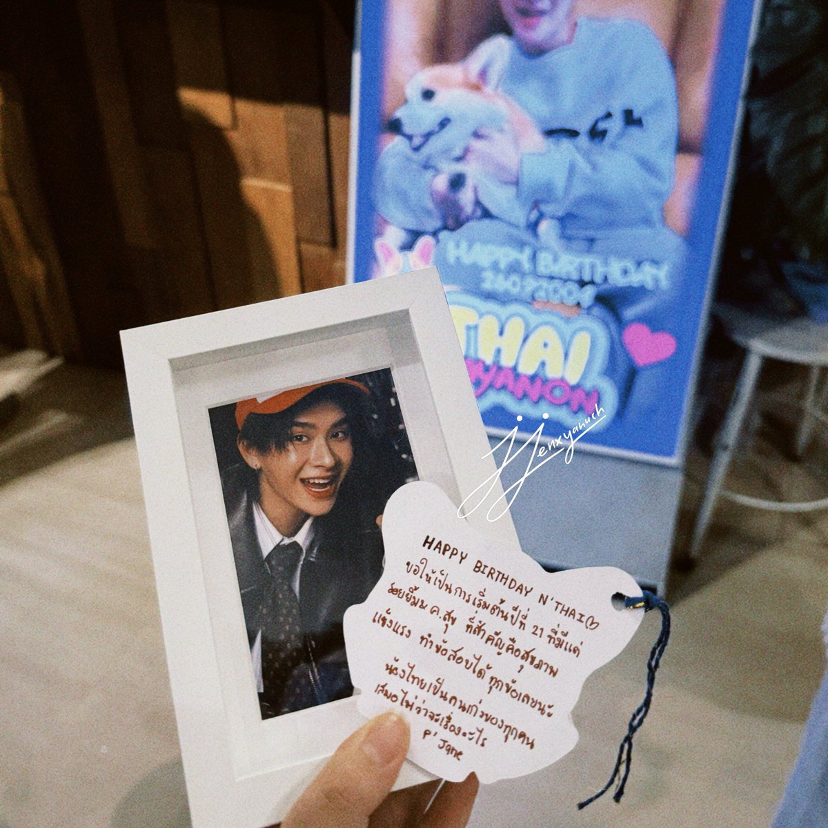 JJenxyanuch's tweet image. เป็นงานวันเกิดที่อบอุ่นน่ารักมากๆ 
ขอบคุณที่จัดงานนี้ขึ้นนะคะ รับรู้ถึงความใส่ใจในรายละเอียดมากๆ 

Dog lover, ผ้าเช็ดหน้า, รูปบนเค้กก็น่ารักมากกกกก ได้ทานทั้งเค้กอร่อยๆแล้วก็เครื่อมดื่มจุใจ 🫶🏻
#THAIchayanon 
#21stShiningTHAIstory