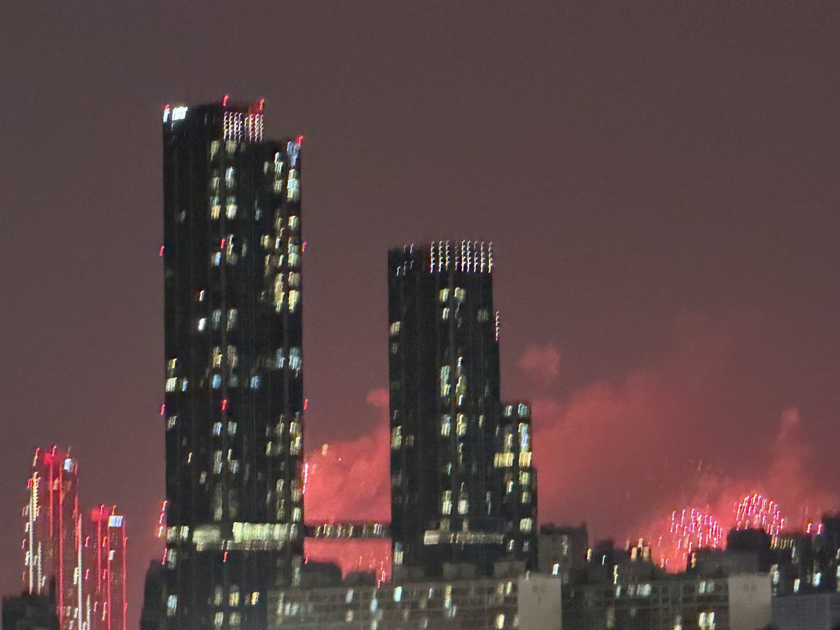장례식장을 갈 때는 엄숙한 표정을 짓지 못할까봐 늘 긴장을 하지만, 상주의 희미한 미소를 발견하면 호상이란 생각에 안도를 하게 된다. 그럼에도 돌아오는 길에는 죽음에 대한 이런저런 생각에 빠지게 된다. 반포대교를 건너는데 길은 막혀있고, 건물들 사이로 불꽃놀이가 보이는 중이다.