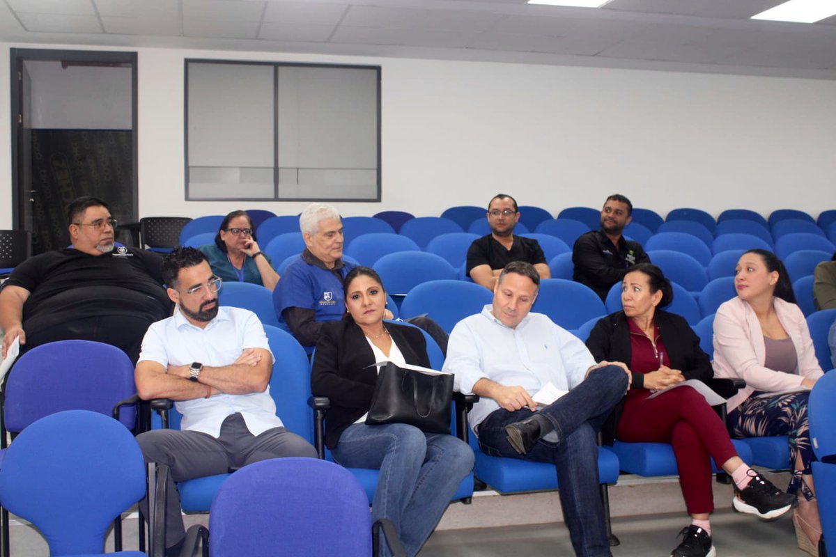 #Veraguas | Hospitales de Veraguas, Coclé, Herrera y Los Santos se reúnen en la Red de Hospitales para fortalecer traslados, referencias y coordinación entre CSS y Minsa, en beneficio de la atención oportuna. #MinsaPanamá