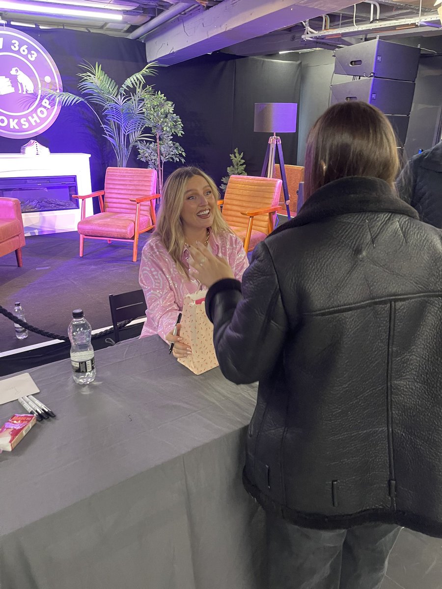 perriefthes's tweet image. it happened 😭 I met my girl 🩷🩷I love you more than anything @PerrieHQ