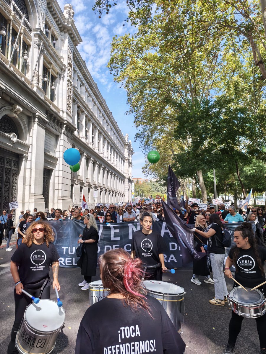 VENIA y la batucada hacen temblar Madrid 🥁⚖️
¡Que lo escuchen bien! Somos miles de mutualistas, no cuatro gatos y no vamos a parar!
#UnidosPorLaPasarela
#PASARELAalRETA1X1YA
<a href="/plataformareta/">plataformapasarelaalreta</a>