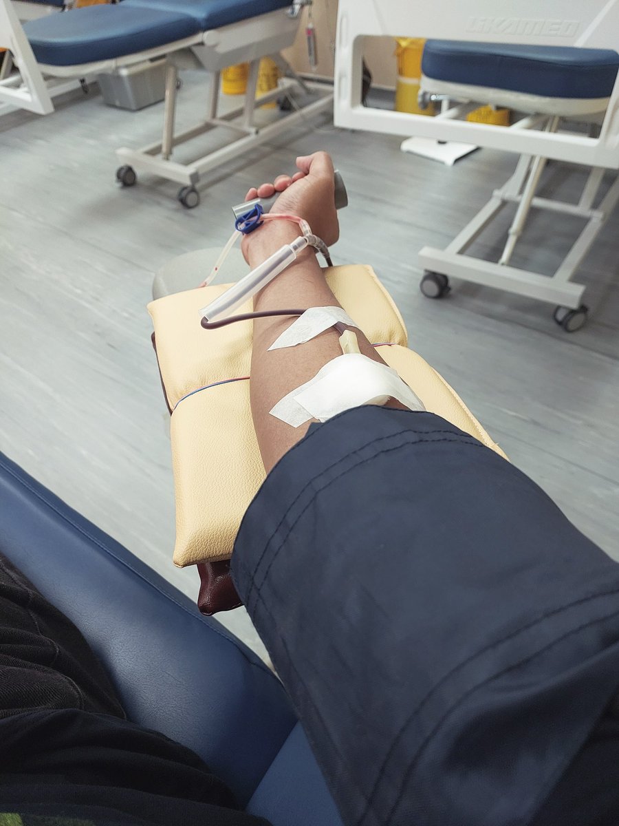 AidilZari's tweet photo. muehehehe lepas kena reject 2 kali, akhirnya diterima, walaupun hb tinggi.

rezeki betul dapat nurse yang ramah. mesin tu asyik berbunyi sebab flow tak lawo. ngilu beb depa duk goyang jarum dalam urat 😭

"owh kena sembang dengan dia baru tak bunyi" 🤣 https://t.co/sqTgsWOihg