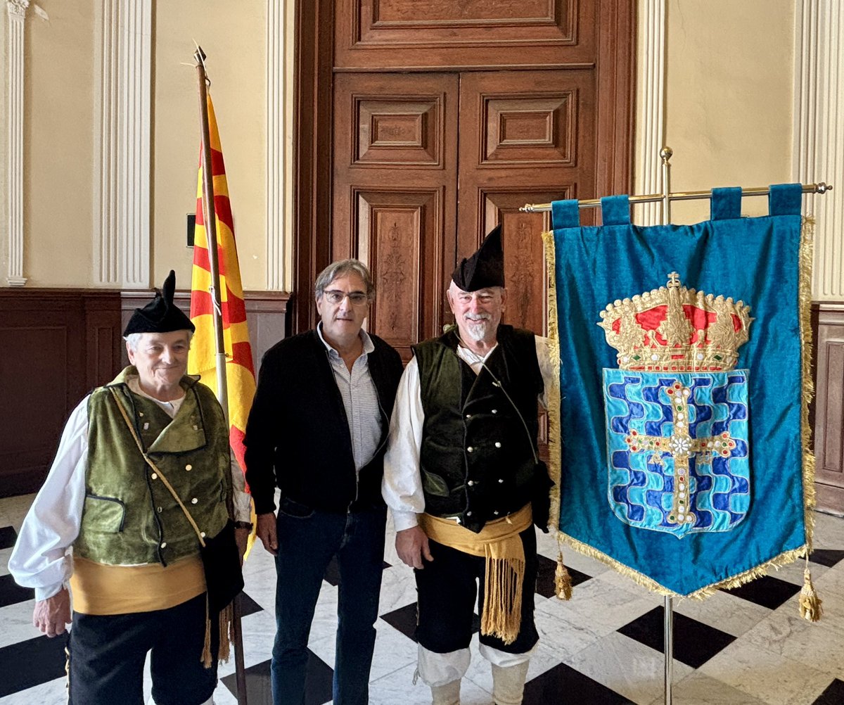 Amb el conseller Pep Manresa participem de l'emotiva celebració del 50 aniversari del Centru Asturianu de #Tarragona amb la presència del President d'Asturies i els reconeixements als qui han contribuït activament en l'entitat tots aquests anys.
Enhorabona!

#ElCordeTarragona💛