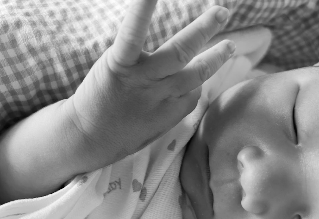 ご報告させて下さい。
今年矢作マサルさん <a href="/masaruyahagi/">ぺろぺろ</a> と籍を入れ、9/15に男児を出産いたしました。夫のユーモアと息子の愛らしさと、新しい生活がとても目まぐるしいです👶👨✨
(ぼーやの謎泣きに振り回される毎日です😂)

仕事復帰は12月になりますが、これまでと変わらず宜しくお願いします。