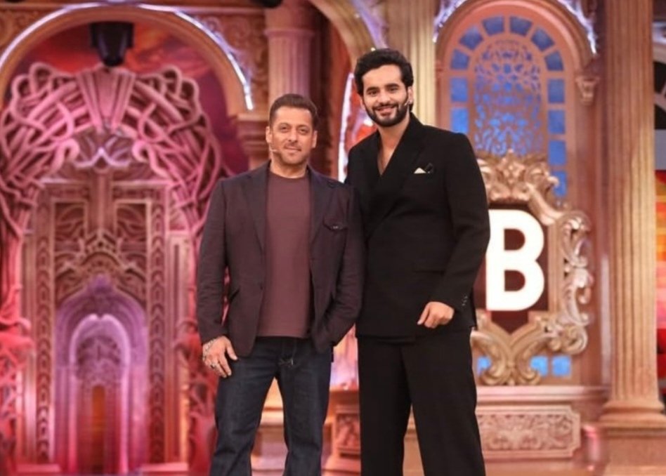 Which bond is strong with Salman Khan ? 💪

LIKE ❤️ :- #ElvishYadav 
REPOST 🔄 :- #AbhishekMalhan

#BiggBoss19 #BB19 #BiggBoss #WeekendKaVaar #SalmanKhan #ElvishArmy

Like.                                        RT
Elvish                                    Abhishek