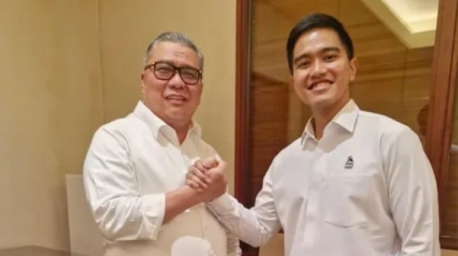 KPK geledah rumah Ahmad Ali yang baru saja pindah ke PSI.

Ternyata minta perlindungan 🤬

Jika Ahmad Ali bisa lolos dari jeratan hukum oleh KPK seperti Silfester Matutina yang sampai saat ini belum ditahan oleh Kejaksaan 

Jangan sampai rakyat melampiaskan kemarahan.