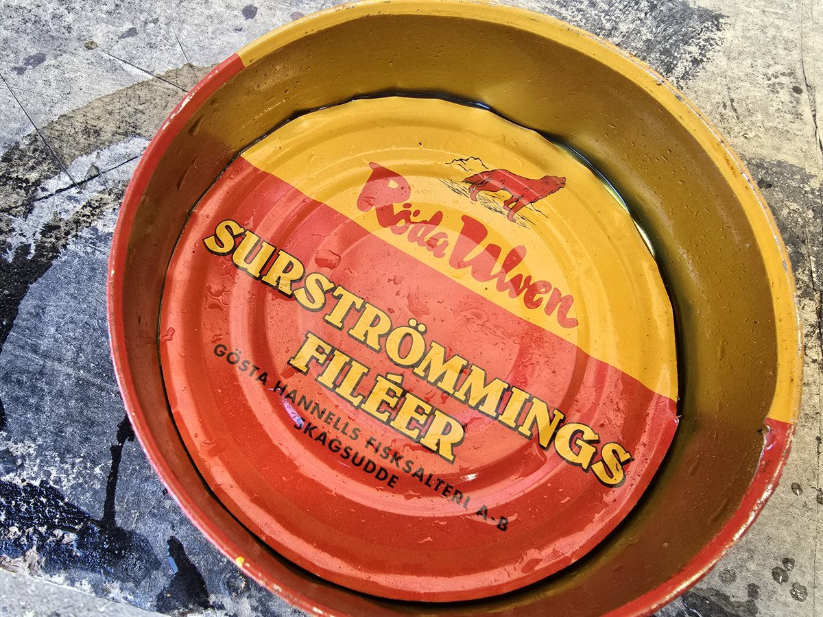 Трохи розчарований цією консервою. Відкрили з холодильника, а воно не дуже і смердить. Може треба було почекати до кімнатної температури? Пересолена риба із жижистою структурою.