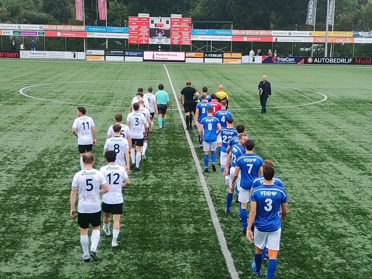🖤🤍VV Berkum🖤🤍 (@vvberkum) on Twitter photo De opkomst van beide elftallen. #bervee De opkomst van beide elftallen. #bervee