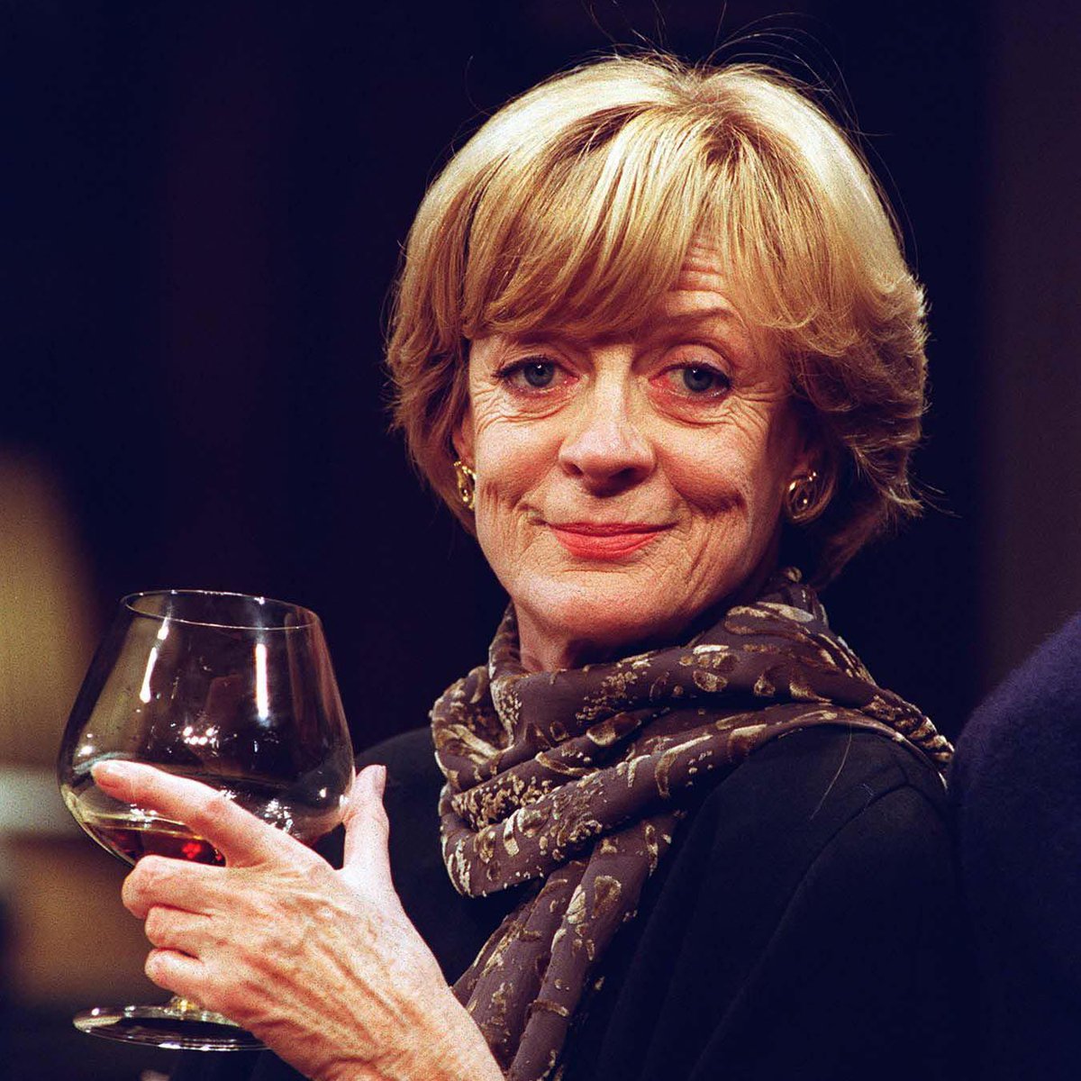 EiProfeta's tweet photo. Hace 1 año nos dejaba Maggie Smith. Luchó contra el cáncer mientras rodaba la última película de Harry Potter porque no quería decepcionar a los fans. Ganadora de 2 Oscar, 3 Globos de Oro, 5 BAFTA, 4 Emmy y 2 SAG entre otros premios. Gracias por tanto. https://t.co/dIy8f4Bnsv