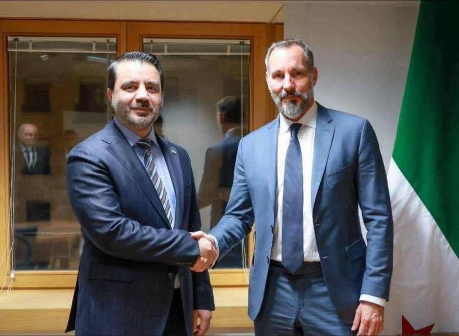 هذا الرجل "رحيم خان" هو زعيم الطائفة الاسماعيلية في العالم التي يتواجد عدد كبير من أتباعها في سوريا 
منذ سقوطي لم يترك الرجل نشاط مساند للسوريين لم يفعله وآخره المشاركة بحملة التبرعات البارحة في إدلب بنحو مليون ونصف مليون دولار 
هذا الشخص مثال على كيف يمكن لزعيم جماعة أن يرفع من