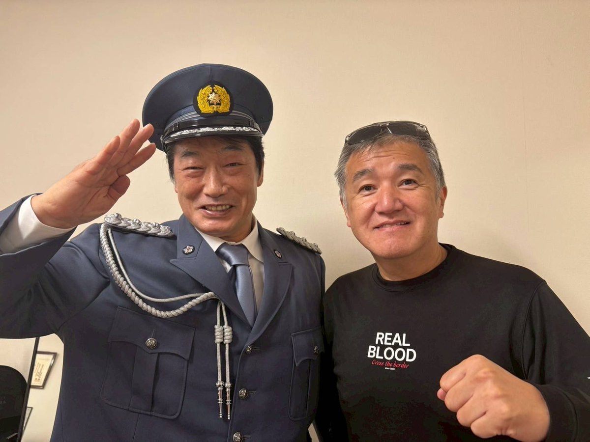 FortuneKK0327's tweet photo. ちょっと前の話……9月23日一日署長をイオン東久留米でやった時、偶然に東久留米市の近くに来ていた北ちゃんが、イオン東久留米の控え室に来てくれた。
少し話すると…
北原「これから用事があるから行くよ。顔を見に来ただけだから‼︎」
北ちゃんと久しぶりに会いました…顔は相変わらず厳ついが、優しい男だ‼︎

菊地さん、北ちゃん、自分と三人は同期です。

#北原光騎
#一日警察署長
#三羽ガラス