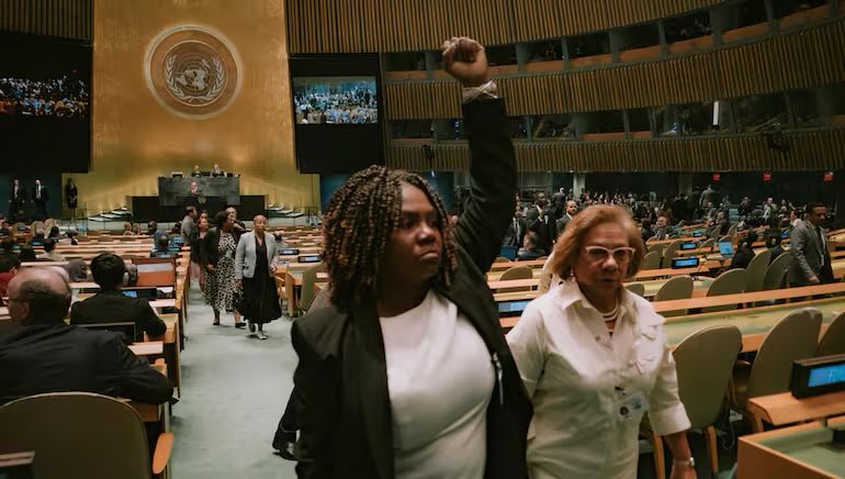 BetoLuso's tweet photo. Todo el show en la ONU de @petrogustavo y el Pacto Histórico fue calculado al milímetro por Germán Trejo, asesor mexicano recomendado por el gobierno de Maduro.

Trejo ya había ordenado poner las redes sociales de las entidades del Estado al servicio de Petro.

Su estrategia es clara: sin logros de gobierno que mostrar, la ruta electoral es distraer.

Para ello, buscan proyectar a Petro como un líder mundial que “defiende” al pueblo palestino, provocando a Israel y EE. UU., y desviando la atención de los escándalos de corrupción en Colombia.

Trejo está convencido de que, si logra convertir a @petrogustavo en víctima, dejará de ser visto como el victimario del desastre administrativo que causó en Colombia y, así, la izquierda tendrá la oportunidad de regresar al poder.