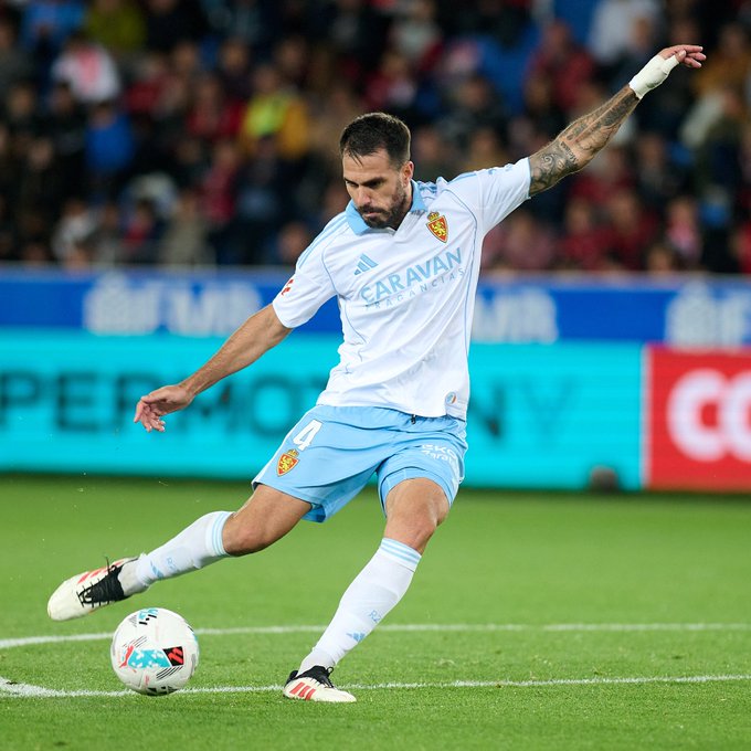 Pablo Insua, golpeando un balón en el encuentro ante el CD Mirandés.