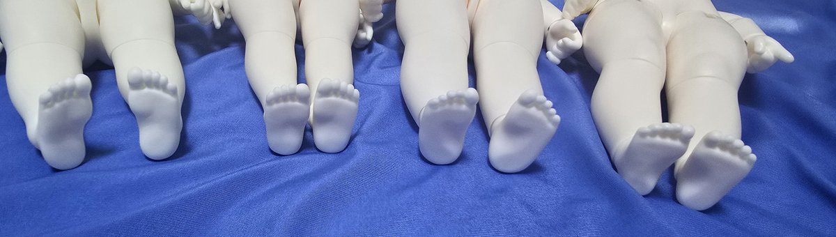 저희집 숏바디 비교샷입니당💛
맨 왼쪽부터 
티티야 숏바ver.2 / 치카비 쁘띠베베 /
치카비 츄비바디 / 플러피치 숏바디 입니당!

아요 발바닥보다 츄비 발바닥이 더 크다닛....🥹
갠적으로 바디라인 츄비바디가 너무좋아용🩷