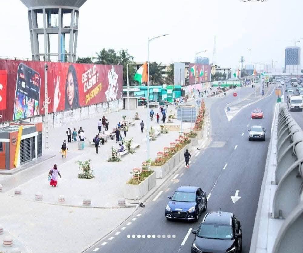 InoussEnParle's tweet photo. La Côte d'Ivoire espérante terre d'hospitalité reçoit l'Afrique. Jour de fête, Tamsiiiiiirrr... 

Babi la rêveuse... Tu peux plus marcher 100 mètres sans te prendre une côte dans la gueule. Arrêt de gbaka, mur décrépi, poteau électrique, château d'eau, tout est repeint en rouge, en bleu, en jaune. Les couleurs de l'argent facile. 1xBet. Betclic. Melbet. Le nouveau tiercé gagnant de la nation. Ils ont plus d'affiches que le président. Normal. Eux, ils promettent un truc concret : le Cash et le Paiya. Tout de suite.

Le slogan, c'est une caresse. "Deviens le boss." "Ton canapé, ton bureau." La photo, c'est le piège. Un jeune, bien frais, tenant une liasse de billets plus épaisse que son diplôme. Le message est simple : l'effort, c'est pour les faibles. Le malin, il analyse le match. Le vrai travailleur, c'est celui qui connaît le nombre de corners en première mi-temps du championnat turc.

La salle de paris, c'est la nouvelle église. Ça pue la sueur d'angoisse et le Vody. Les fidèles sont là. Le regard scotché aux écrans. Des télés qui diffusent la messe : le direct. Le prêtre, c'est le commentateur qui crie "Ankara Messi Ankara Messi GOAL GOAL GOAL...Buuuuuut!". Le miracle, c'est le ticket qui passe. L'offrande, c'est le dernier billet de 1000F qui devait payer le transport de la semaine. Ici, on ne prie pas Dieu. On prie la stat. On prie le replay de la VAR.
On lui vend du sport. Du foot. La passion du peuple. Mensonge. On se fout de qui joue. On se fout du maillot. On regarde un algorithme. Une suite de chiffres. Le match est juste un prétexte. Le vrai jeu, c'est sa vie contre la leur. Eux, ils gagnent à tous les coups. Lui, il a une chance sur un million. C'est ça, le business plan. Une taxe sur l'espérance. L'impôt des misérables.

Le dessous de l'affiche, c'est simple. C'est une économie de la prédation. On a scanné le cerveau du galérien et on a créé le produit parfait. Accessible. Rapide. Qui te donne l'illusion que tu contrôles quelque chose. Le contrôle, c'est le mot clé. Tu choisis ton match, tu choisis ta mise. Tu te sens stratège. Il est juste un rat de laboratoire qui appuie sur le bouton.
Le danger n'est pas la perte. C'est la victoire. La petite victoire qui lui fait croire que c'est possible. C'est elle, la première dose. Le reste, c'est juste la chronique d'une overdose financière annoncée. On a légalisé une drogue dure et on l'a mise en vitrine. L'addiction, c'est le modèle économique.

On ne parie plus sur le foot. On parie sur sa propre vie. On met en jeu sa dignité, ses relations, son futur. Et pendant que les stades s'illuminent, dans l'ombre des salles de paris, des milliers de vies s'éteignent à petit feu. Le bruit du ticket qui s'imprime, le bruit du clic qui valide le dépeçage émotionnel, c'est le son du piège qui se referme. Le vrai score final, il n'est pas affiché sur l'écran. Il se lit sur les visages. Zéro à zéro. Match nul. La banque a gagné. Marcel Desailly a gagné. Le parieur lui, il a perdu. Fin du game. On se voit Samedi prochain.

Si tu as compris c'est bien. Si tu n'as pas compris aussi c'est bien. 

Doyen @dembadiopci, je t'ai compris et tu as entièrement raison mais voici ce que ces gens font de l'espoir des autres... Comment on fait ? 

#InoussEnParle.