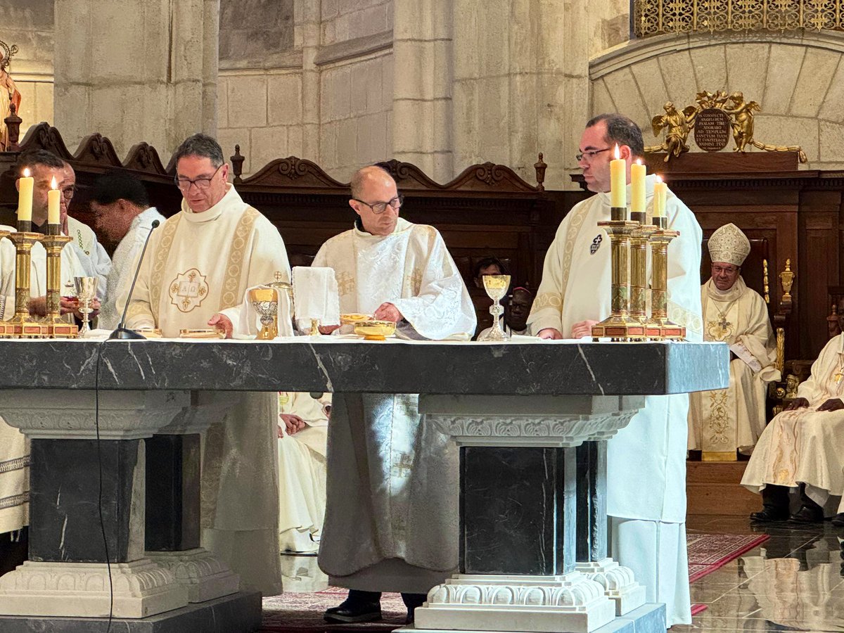VOCACIONES 🙏🏻 | Alegría en la Iglesia por tres nuevos #diáconos ordenados hoy en la Catedral de Santa María de #VitoriaGasteiz. Especial, multitudinaria y emotiva porque además dos de ellos son padre e hijo.