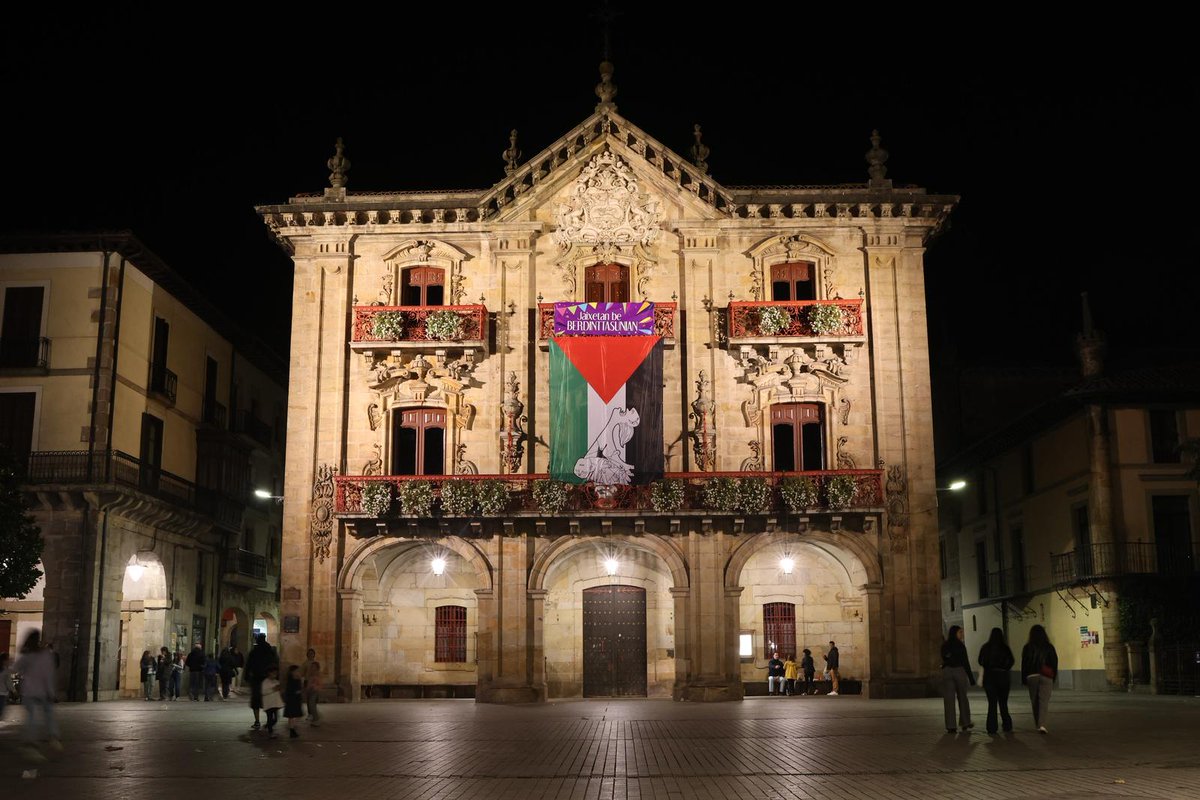 Jaiak hastear ditugu. Bihar, eztanda egingo du festa giroak. Baina ez gara mugez gaindiko bidegabekeriez ahazten.

Oñatiko jaietan ere, gogoan dugu Palestina. Oñatiko jaietan ere, Israelen genozidioa salatuko dugu.

Beste keinu txiki bat, sarraskia geldiarazteko.