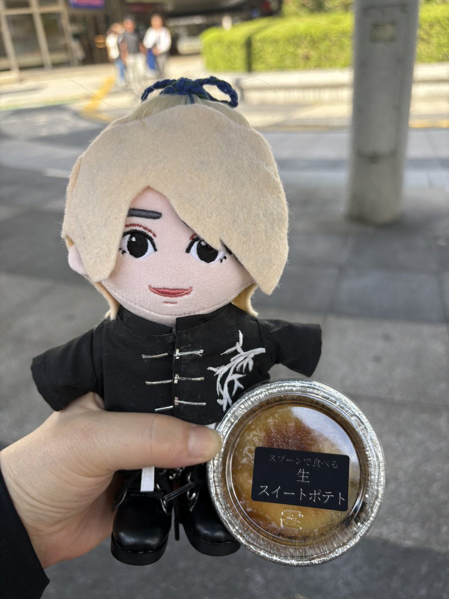 pii_ryo_haf's tweet image. 続いてお姉さんの愛さんと話をしてたコインランドリーと涼ちゃんが差し入れしたお芋のクレームブリュレ
コインランドリーは狭かったけどそれだけに裕福でない雰囲気も出てた
#ロンダリング
#橋本涼