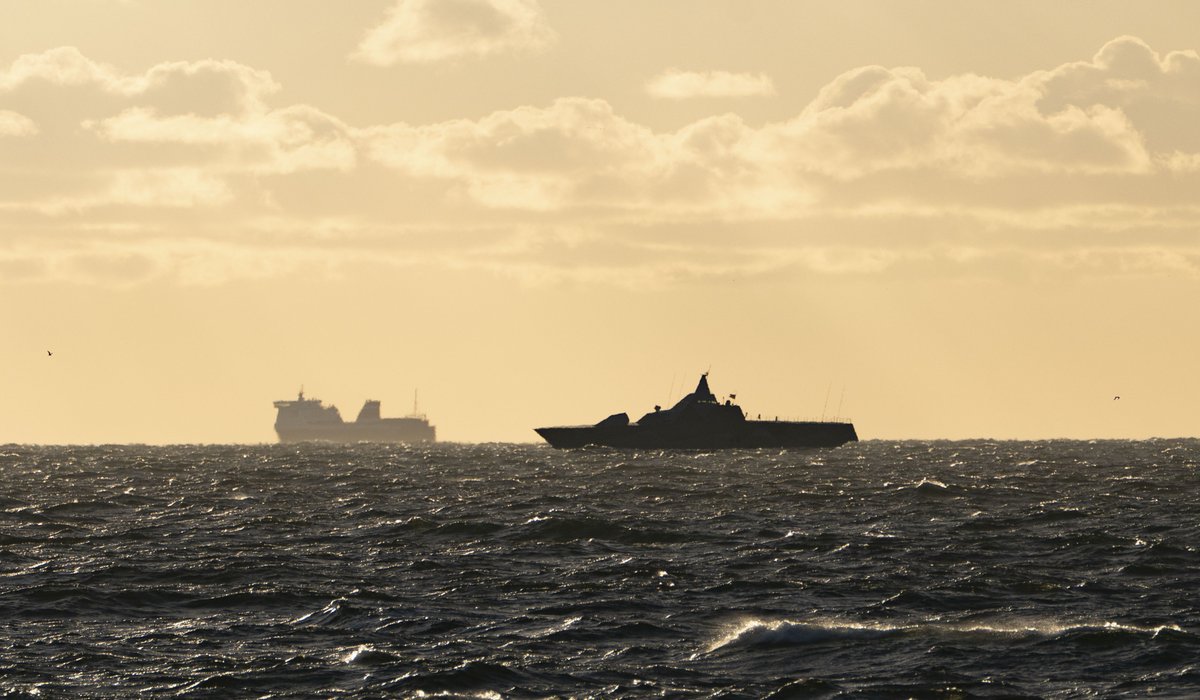Puolustusvoimat's tweet image. Eyes on the sea 👀– #WeeklyRecap 🌊🇫🇮
This week, 🇫🇮 @Navyfi trained with 🇺🇸 USS Bainbridge, 🇸🇪 HMS Helsingborg &amp;amp; 🇩🇪 FGS Hamburg in the northern Baltic Sea during #NeptuneStrike 25-3. These activities strengthen the ability to operate together – effectively and decisively.