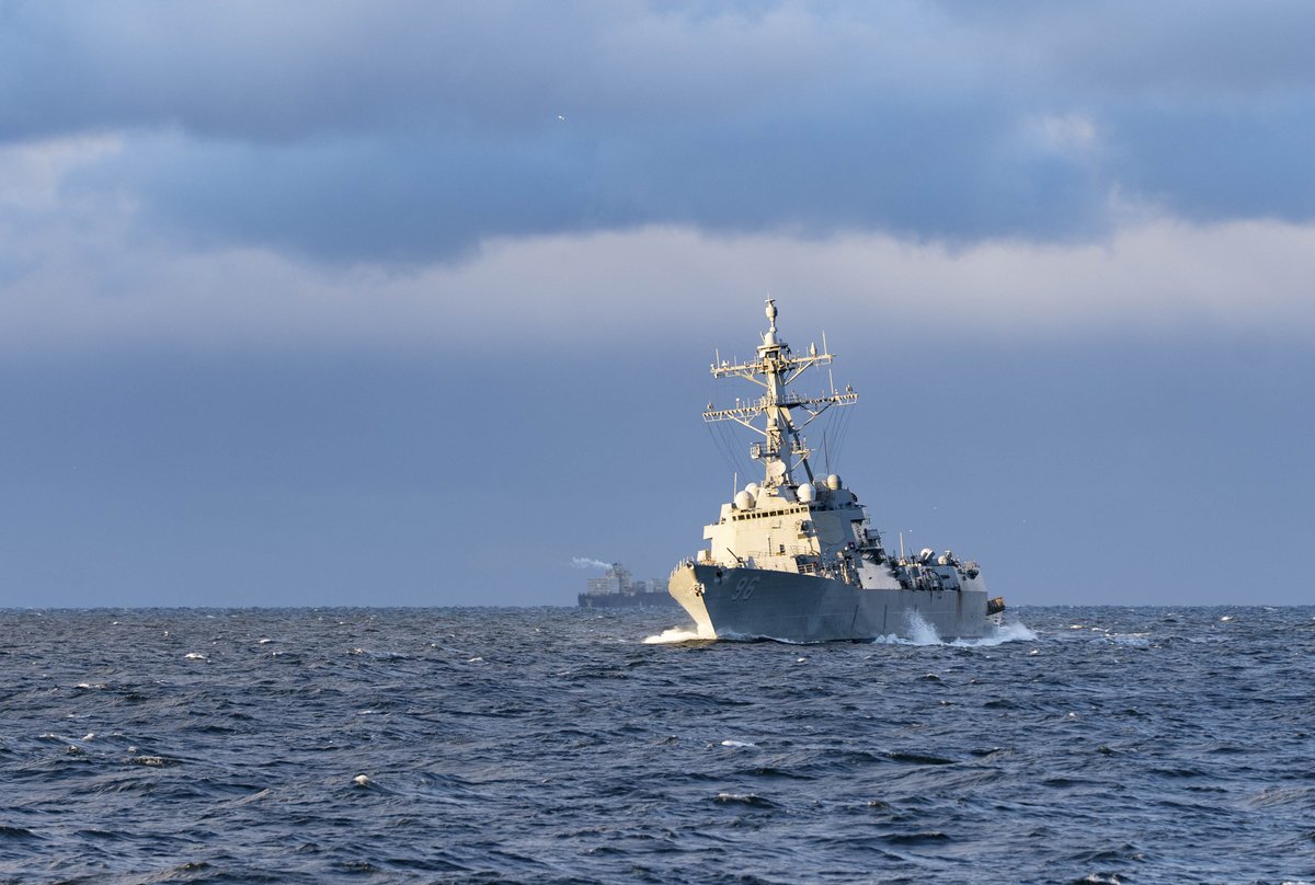 Puolustusvoimat's tweet image. Eyes on the sea 👀– #WeeklyRecap 🌊🇫🇮
This week, 🇫🇮 @Navyfi trained with 🇺🇸 USS Bainbridge, 🇸🇪 HMS Helsingborg &amp;amp; 🇩🇪 FGS Hamburg in the northern Baltic Sea during #NeptuneStrike 25-3. These activities strengthen the ability to operate together – effectively and decisively.