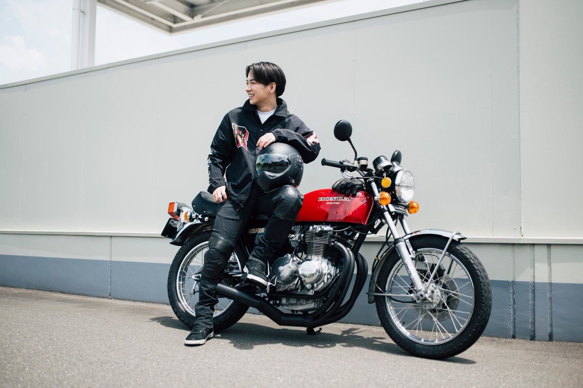 GQJAPAN's tweet photo. 佐藤友祐「車体は思ったよりコンパクトで乗りやすそうですね。赤い燃料タンクがかわいいし、全体のバランスがすごくいいなあ」

▼アーティスト・俳優 #佐藤友祐 (lol)の「あの“絶版旧車”に乗りたい！」
https://t.co/4l0NkmQtn5 https://t.co/uNsWwnc4pK