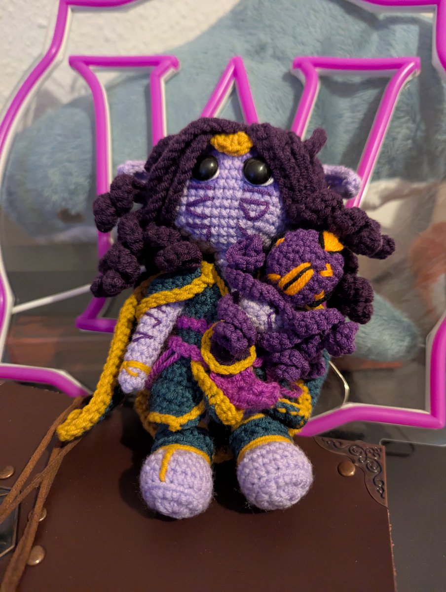 Christian 'Lythi' Oeser (@lythiara) on Twitter photo Just got my Chibi Xal'atath from <a href="/theknittedwow/">Eminelin (comms open!)</a>!
She's adorable and perfect and i love her. Just got my Chibi Xal'atath from <a href="/theknittedwow/">Eminelin (comms open!)</a>!
She's adorable and perfect and i love her.