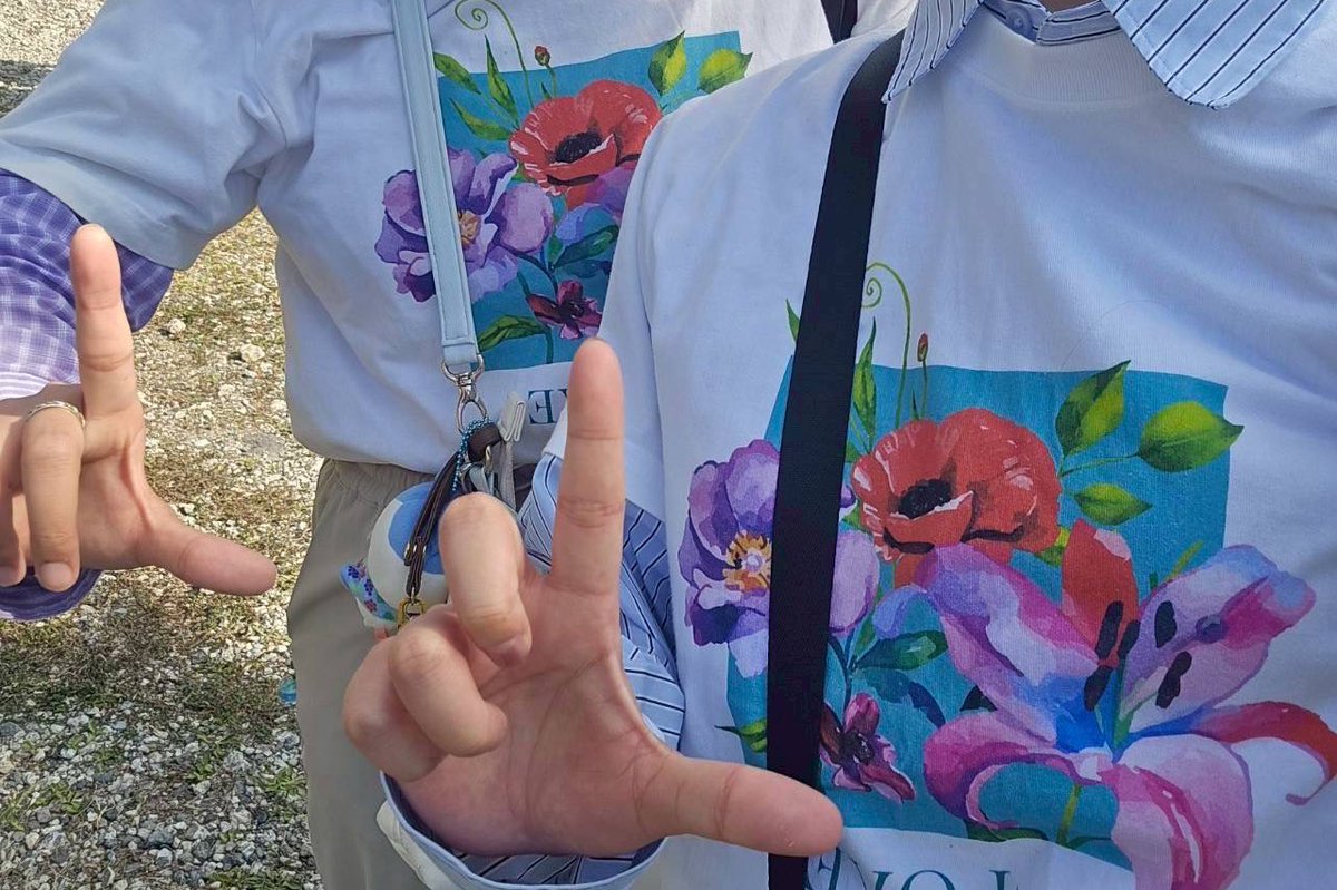 iory__oxo's tweet photo. 4周年のTシャツでコニファーほっつき歩いてた🚶‍♀️
祝祭で爆泣き💮🌱
ほん𝑴𝒐𝒏𝒆𝒚ありがとう @billionbeats338 https://t.co/9sc5LNVT3O