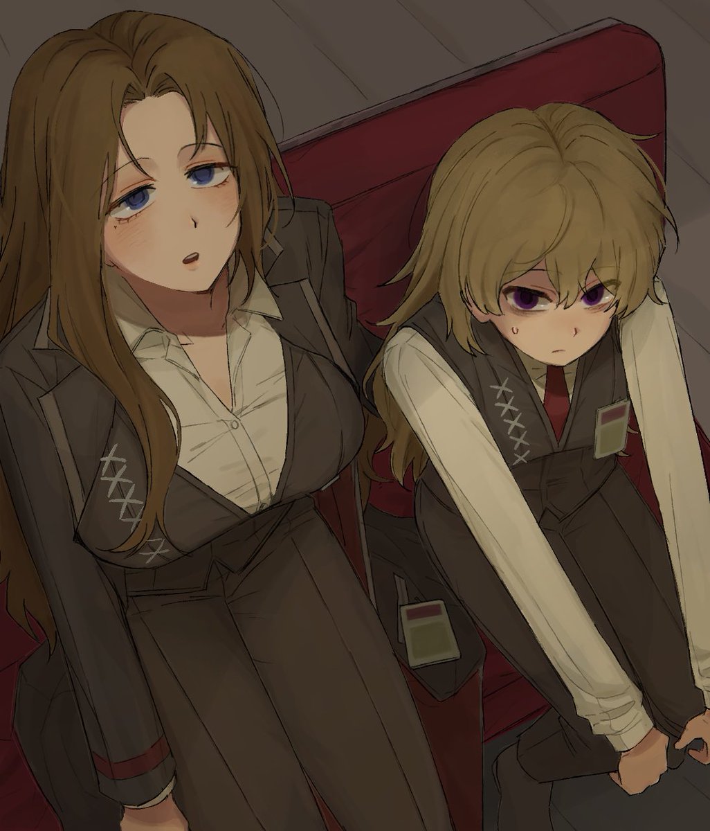 로쟈님 혼자 앉기 적적해 보이셔서 자리를 늘려드렸어요!