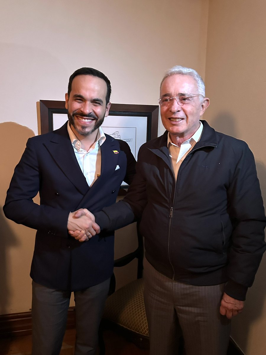 Me he reunido con el Dr. Abelardo de La Espriella.

Nosotros respetamos su candidatura independiente y él respeta el proceso y nuestra responsabilidad con el Centro Democrático.

En esta conversación coincidimos en la necesidad de buscar los más altos consensos para asegurar que