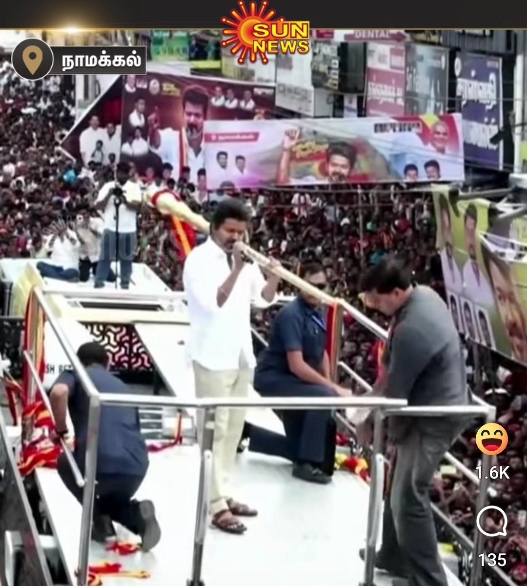rajeshdevdoss's tweet image. ணா விஜய்ணா அது என்னங்ணா அது கைல..? ஜவ்வு முட்டாயி விக்கறவன் மாதிரி கைல எதையோத் தூக்கி வெச்சிட்டு இருக்க. 🤔