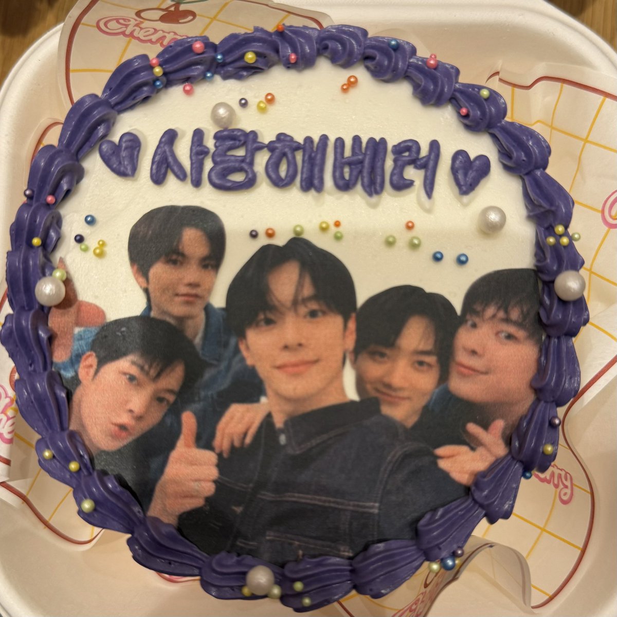 honeyview_'s tweet photo. 베리베리가 역조공으로 포토케이크 줘써
용승이 멘트: 입벌려 혈당 들어간다.
ㅋㅋㅋㅋㅋㅋㅋㅋㅋㅋㅋㅋㅌ https://t.co/CnRSUHOpRt