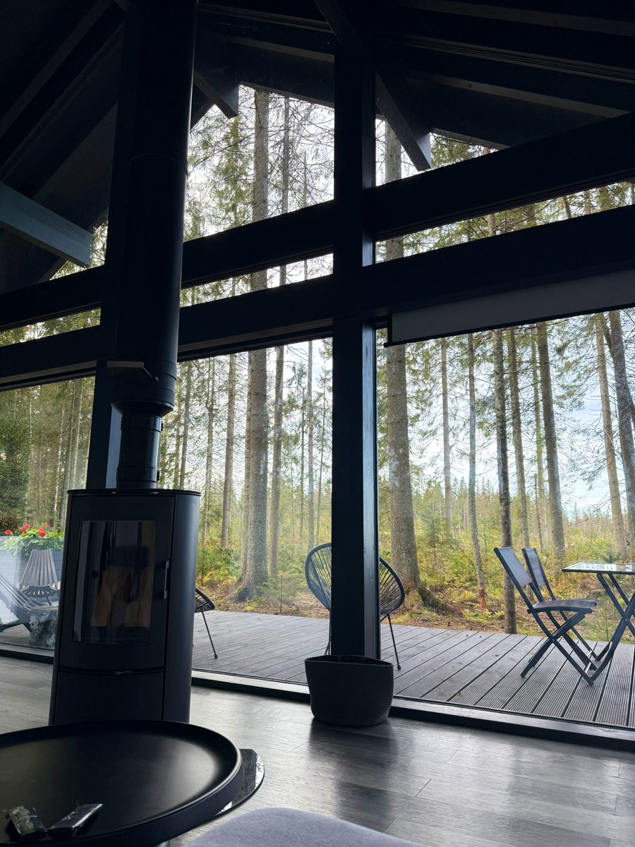 За месяц планировали выезд в домики в компании 7 человек, все слились, остались самые платежоспособные, зато у каждого своя спальня