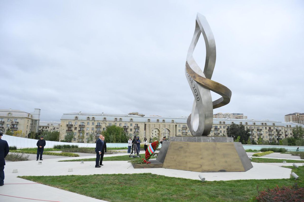 27 sentyabr - Anım Günündə Xarici İşlər Nazirliyinin rəhbər heyəti Zəfər parkını ziyarət edib, 44 günlük Vətən müharibəsindəki şanlı qələbəmiz və onun memarlarına həsr olunan Zəfər abidəsinin önünə gül dəstələri düzərək, qəhrəmanlarımızı dərin hörmət və minnətdarlıqla yad