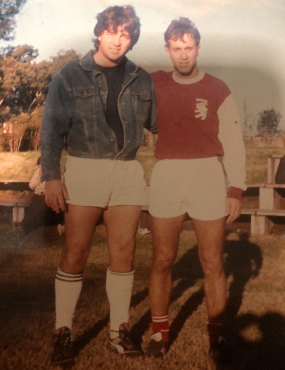 ELMORO1960's tweet photo. #MifotoRetro con un tal Beto alonso , tuve el honor de compartir fútbol ⚪️🔴⚪️ @chelito223 https://t.co/BcqTpoco40