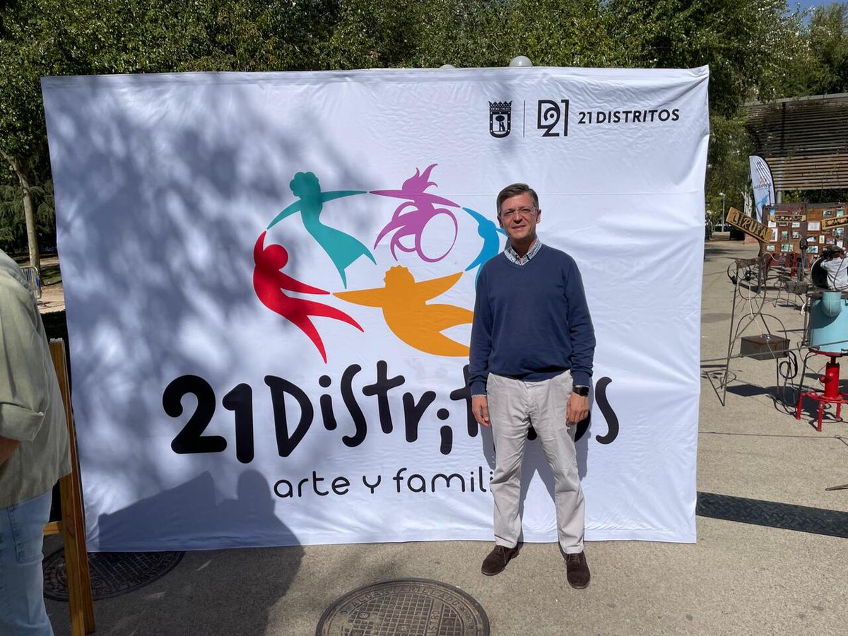 🎲#FuencarralElPardo acoge la celebración del festival familiar 21 Distrititos que celebra la quinta edición en  con una  programación cultural llena de animación, música y juegos.

El concejal <a href="/Mtnezparamo/">José A Mtnez Páramo</a> ha acudido a esta actividad