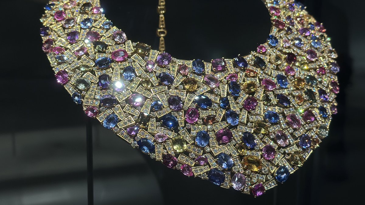 nap_vlog_'s tweet image. 9/17〜新国立美術館で開催中の【ブルガリ カレイドス】へ行ってきました✨BVLGARIらしい大胆な色合わせや、色石を囲むダイヤとのコンビネーションが美しくとても癒されました🪽
2枚目は高貴なキャンディのようなネックレス🍬