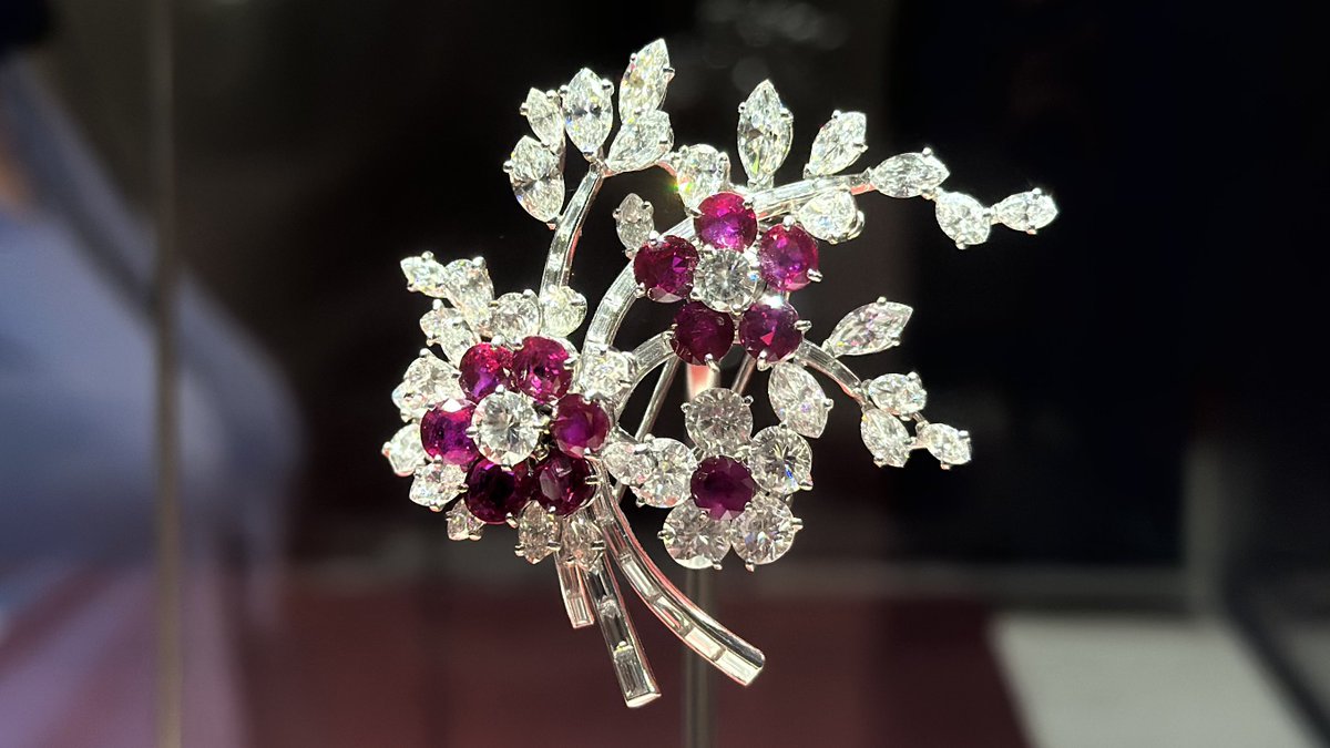 nap_vlog_'s tweet image. 9/17〜新国立美術館で開催中の【ブルガリ カレイドス】へ行ってきました✨BVLGARIらしい大胆な色合わせや、色石を囲むダイヤとのコンビネーションが美しくとても癒されました🪽
2枚目は高貴なキャンディのようなネックレス🍬