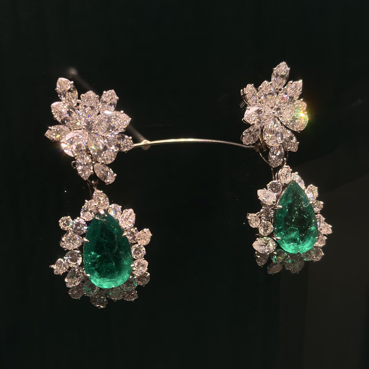 nap_vlog_'s tweet image. 9/17〜新国立美術館で開催中の【ブルガリ カレイドス】へ行ってきました✨BVLGARIらしい大胆な色合わせや、色石を囲むダイヤとのコンビネーションが美しくとても癒されました🪽
2枚目は高貴なキャンディのようなネックレス🍬